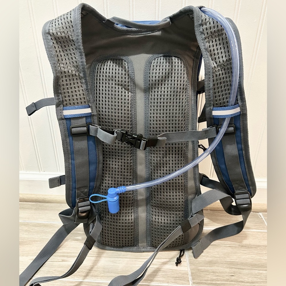 Brand New Everfun Hydration Backpack 18L with Water Bladder 3L - Picture 3 of 3